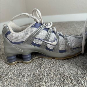 Women’s Nike Shox white and purple size 6